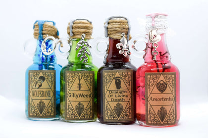 Official Potion Box Set of 4 Miniature potions plus Box at the best quality and price at House Of Spells- Fandom Collectable Shop. Get Your Potion Box Set of 4 Miniature potions plus Box now with 15% discount using code FANDOM at Checkout. www.houseofspells.co.uk.